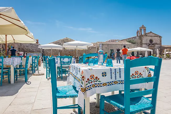 La piazza centrale di Marzamemi è adorabile. 