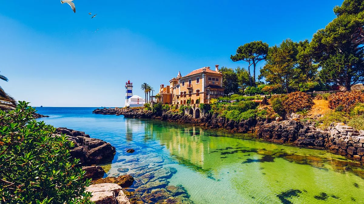 Cascais, Portogallo. Vista del Santa Maria House Museum, della Marina di Cascais e del Faro di Santa Marta. iStock-1400458304