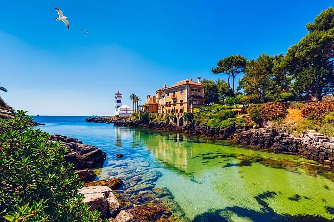 Cascais, Portogallo. Vista del Santa Maria House Museum, della Marina di Cascais e del Faro di Santa Marta. iStock-1400458304