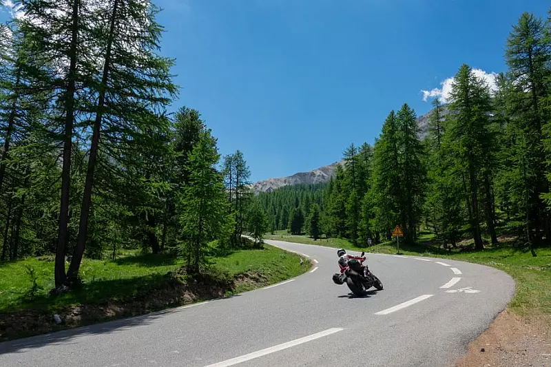 15 volte bella: la strada alpina più famosa della Francia è una vera ...