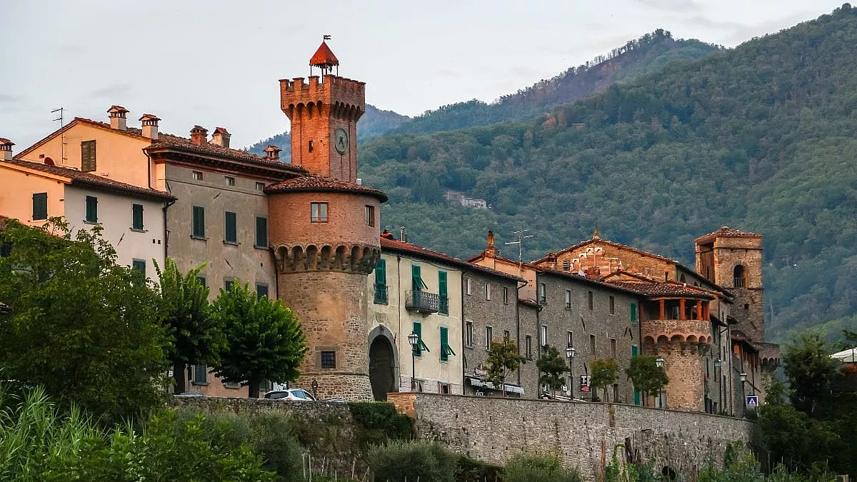 Castiglione di Garfagnana. Vista della Rocca. IS: 1291363496