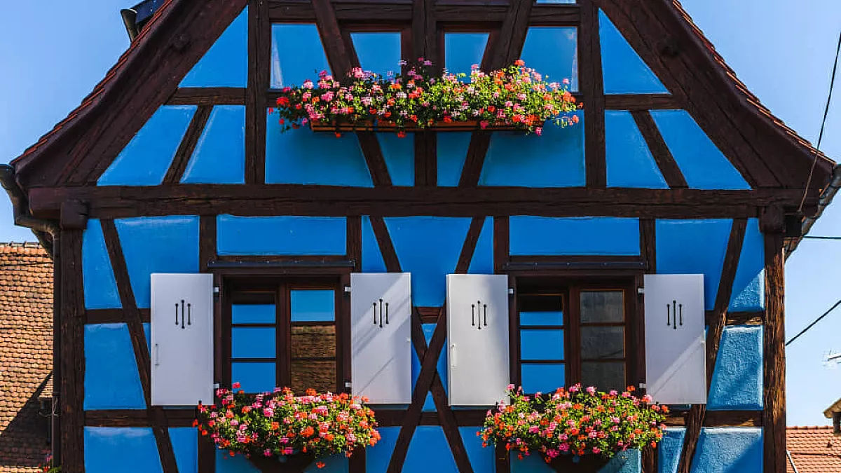 La 'casa blu' di Eguisheim, tipico esempio di architettura a graticcio dell'Alto Reno