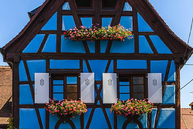 La 'casa blu' di Eguisheim, tipico esempio di architettura a graticcio dell'Alto Reno