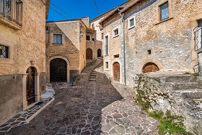 Navelli, le vie del borgo medievale in primavera. 