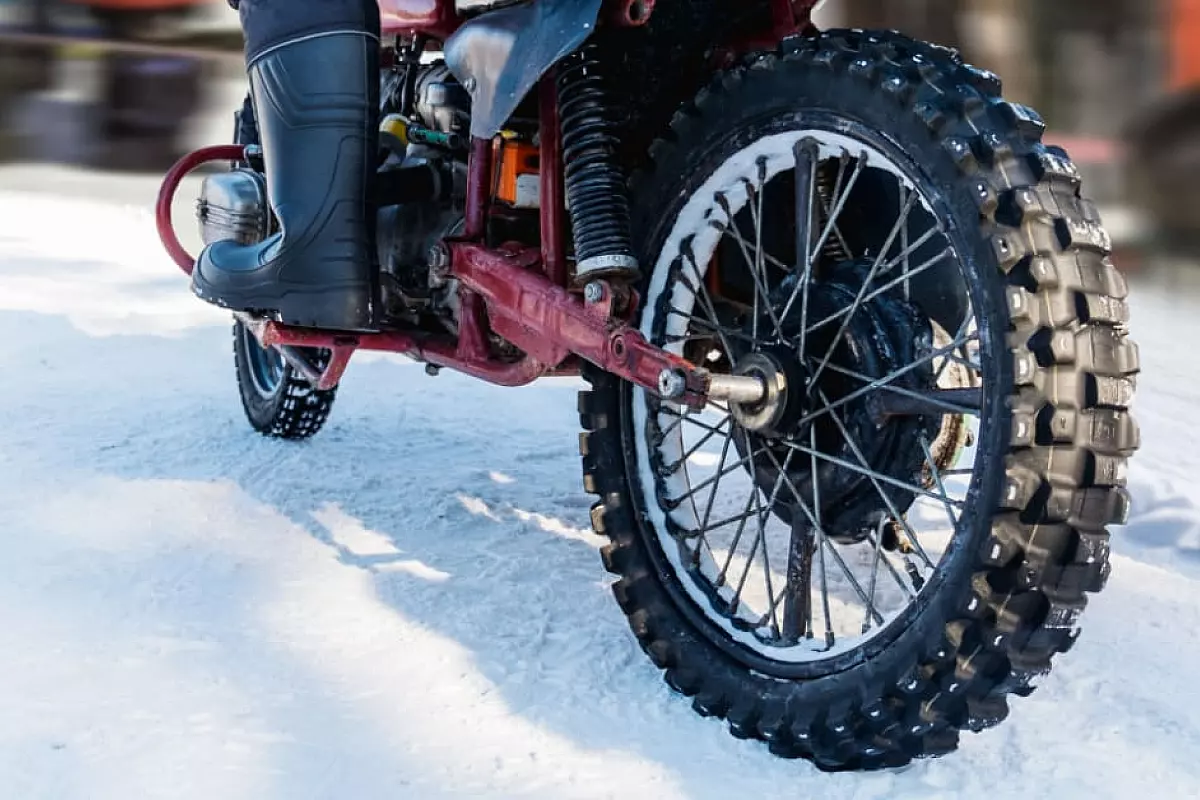 In moto sulla neve: prepara al meglio le tue gomme - TrueRiders