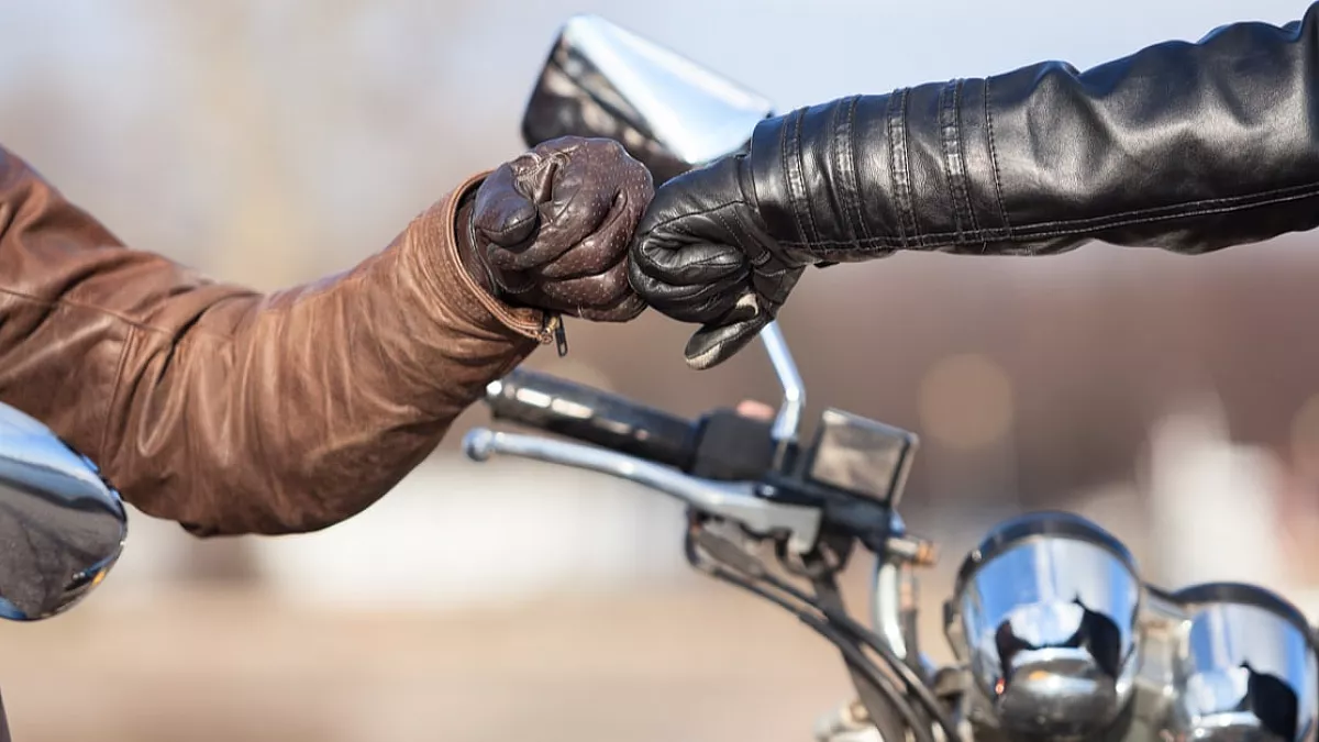 Gestualità segreta dei motociclisti.