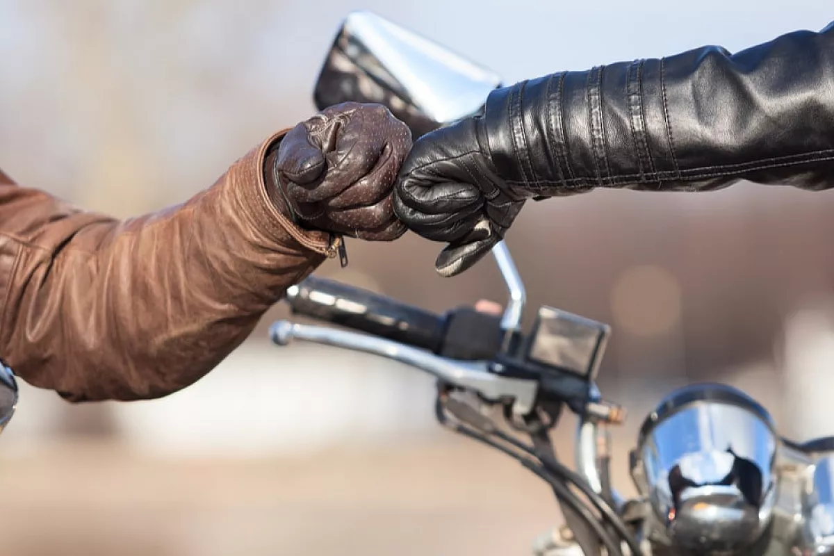 Gestualità segreta dei motociclisti.