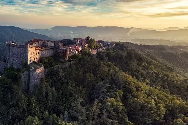 Vista sul Castello Malaspina di Fosdinovo. 