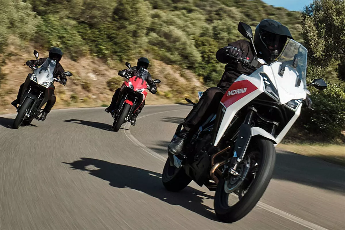 3 motociclette Moto Morini X-CAPE 2023 guidate su una curva di montagna
