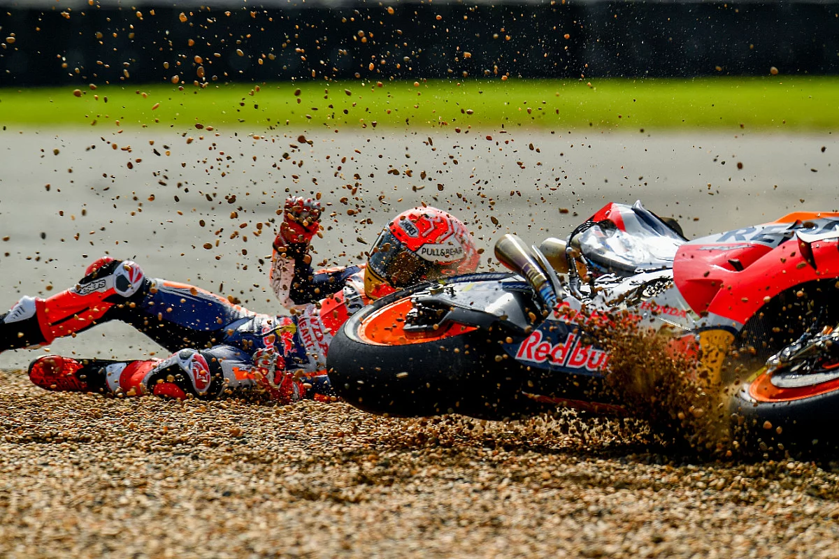Marc Marquez cade durante una gara di MotoGP