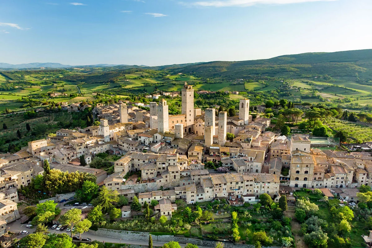 Una foto di San Gimignano e le sue colline dall'alto