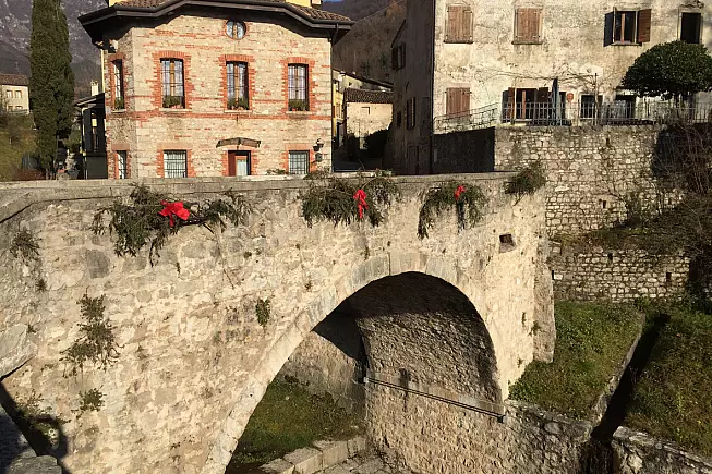 Ponte antico nel borgo medievale di Cison di Valmarino. 