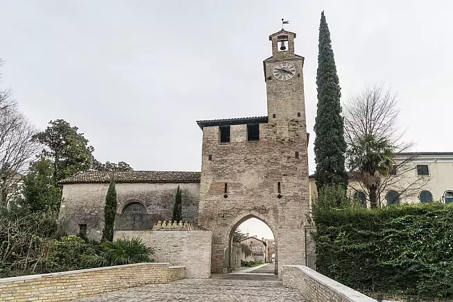 Ingresso al borgo medievale di Cordovado.