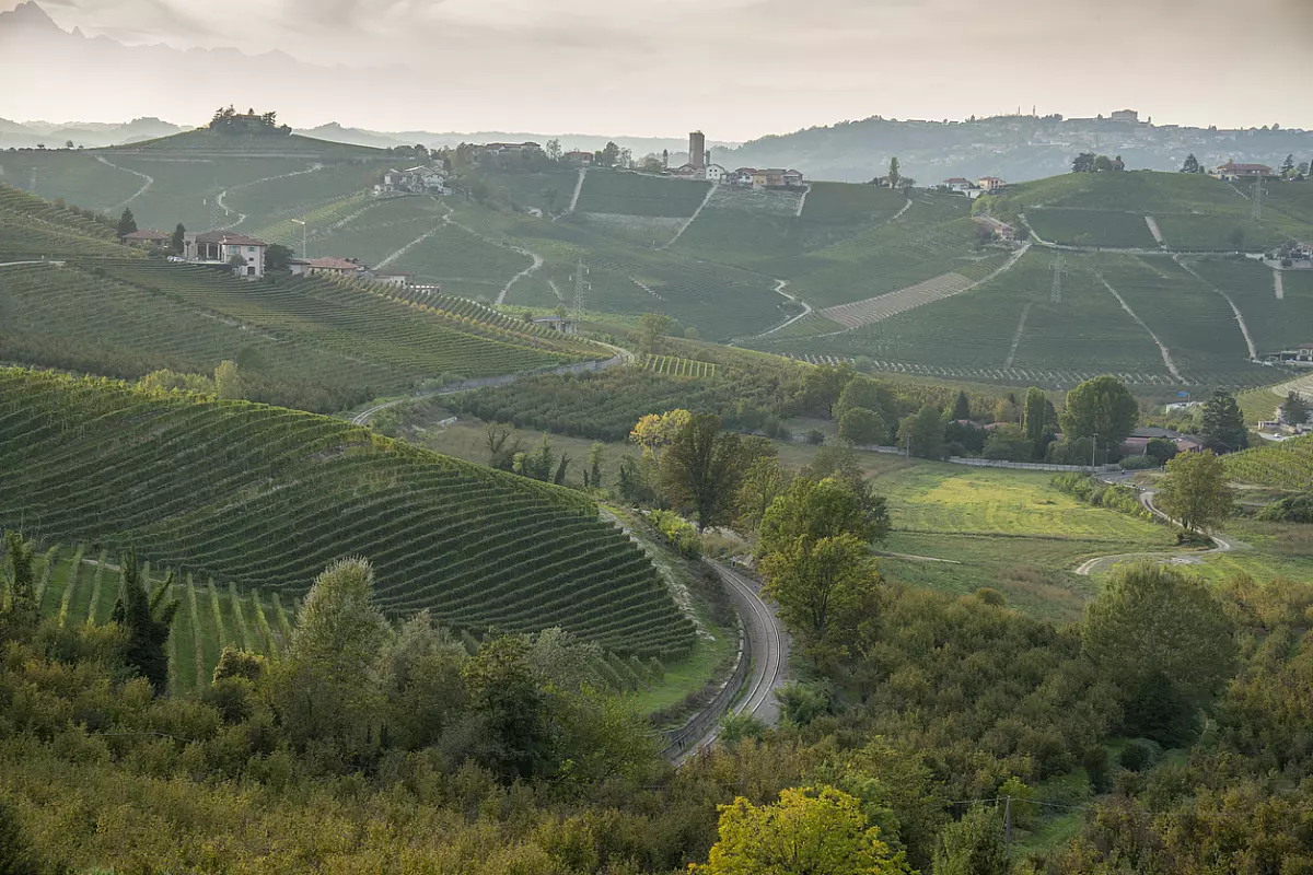Nascosto tra le vigne del Piemonte c'è un borgo leggendario, dove