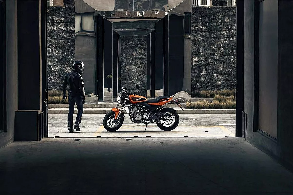 Harley Davidson X350 vicino ad un pilota