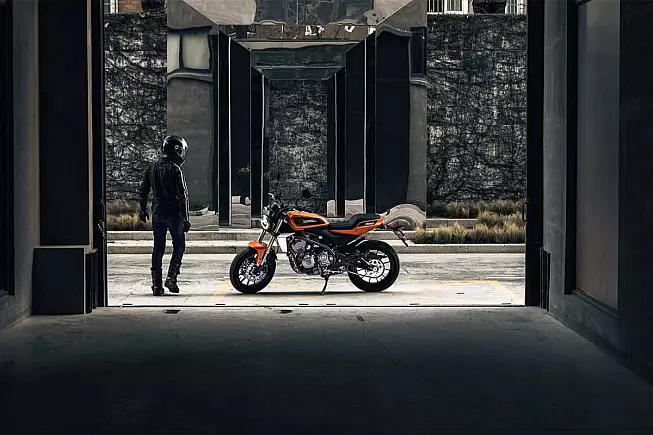 Harley Davidson X350 vicino ad un pilota