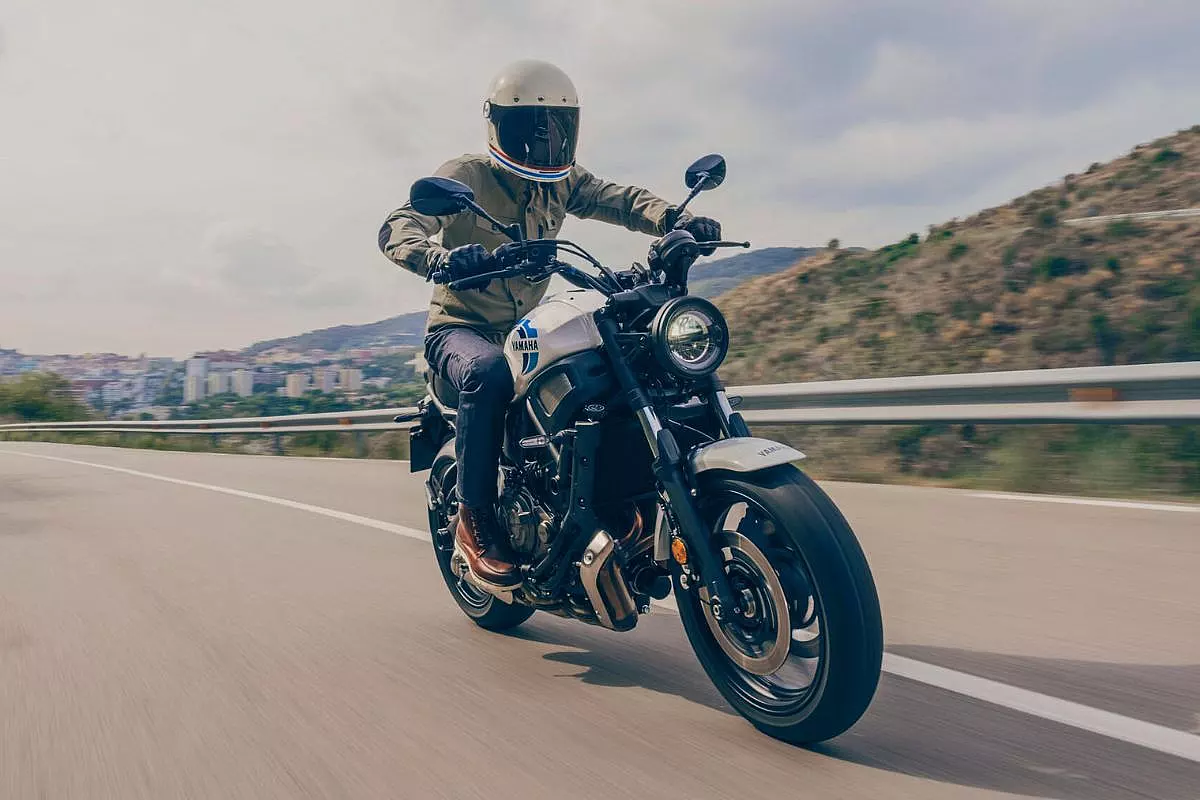 Yamaha XSR700 su strada