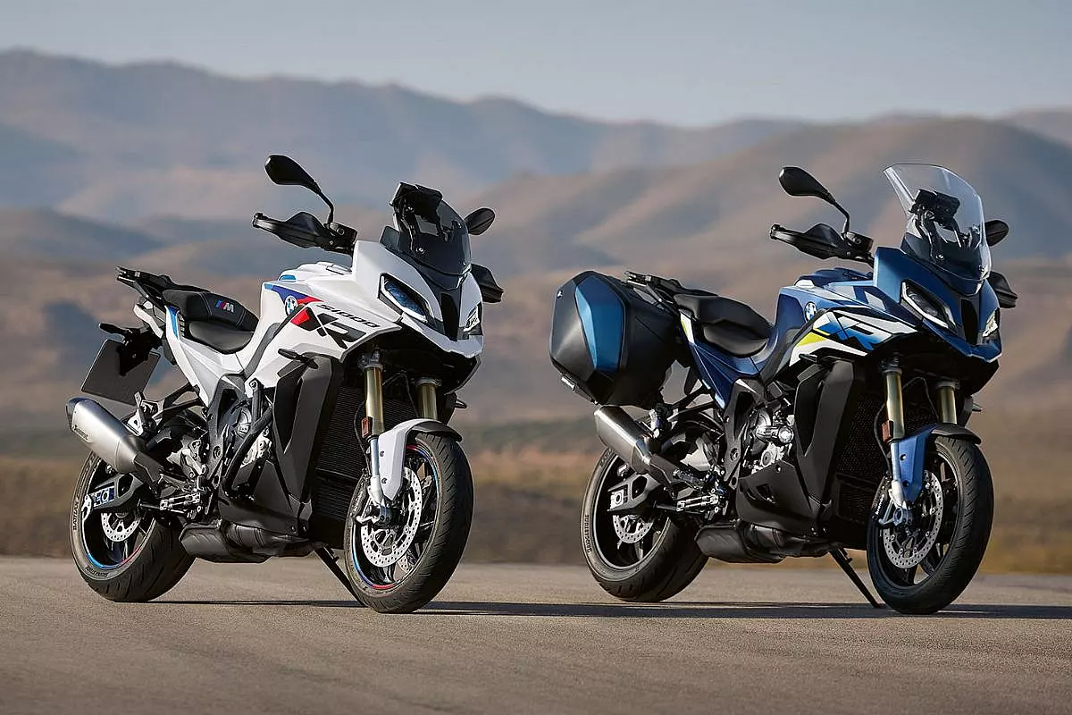 Coppia di BMW S 1000 XR: Light White / M Motorsport, e Gravity Blu.