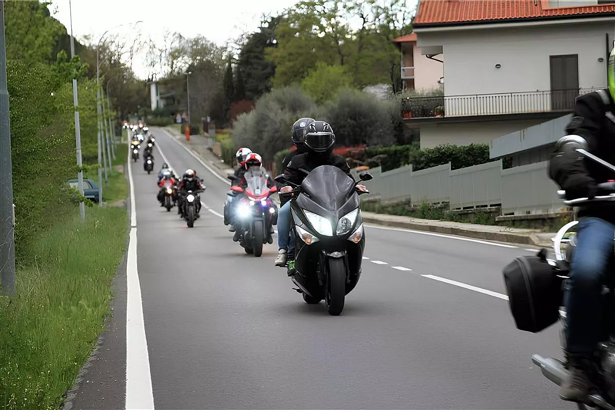 Motociclette e bikers che guidano in strada al motoraduno di Castelfiorentino