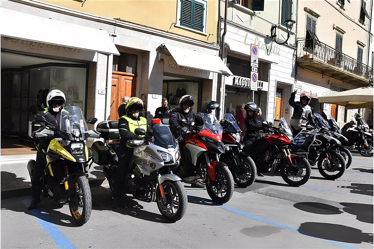 Motociclette e bikers parcheggiate in strada al motoraduno di Castelfiorentino