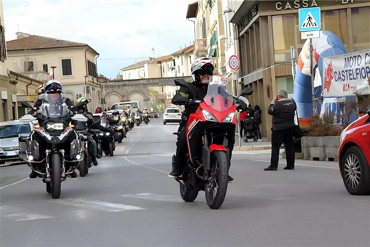 Motociclette e bikers che guidano in strada al motoraduno di Castelfiorentino