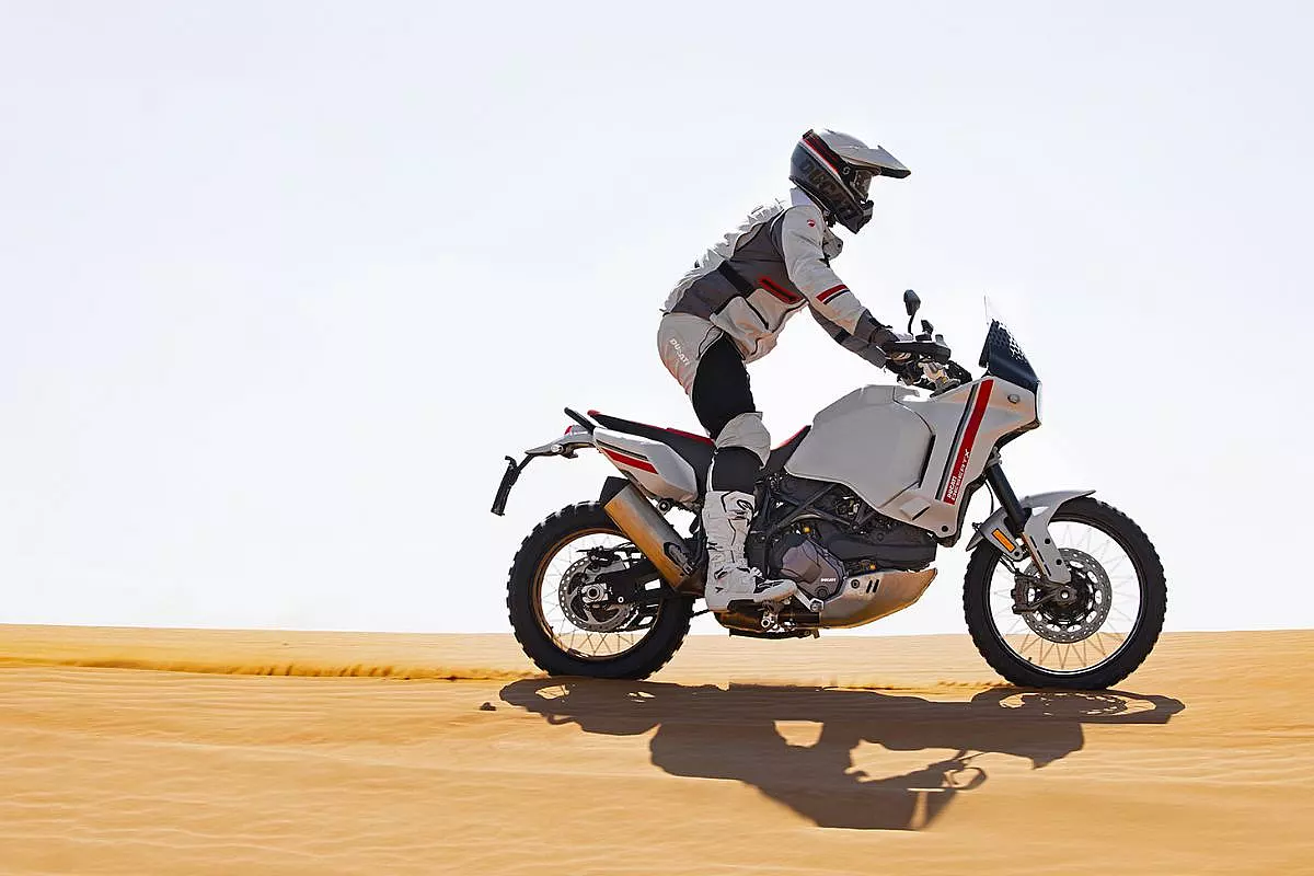 Ducati DesertX nel deserto