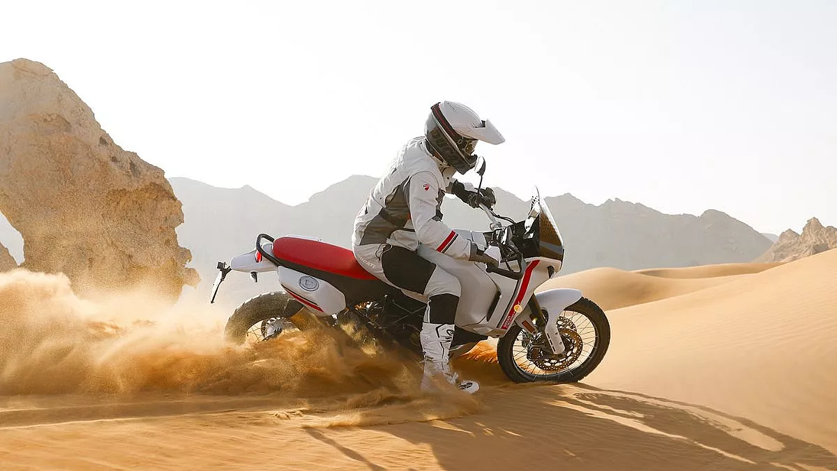 Ducati DesertX nel deserto