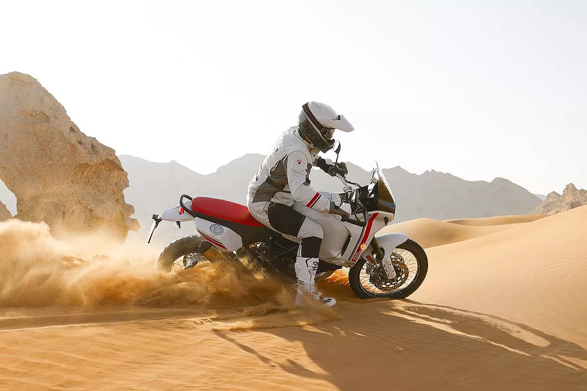 Ducati DesertX nel deserto