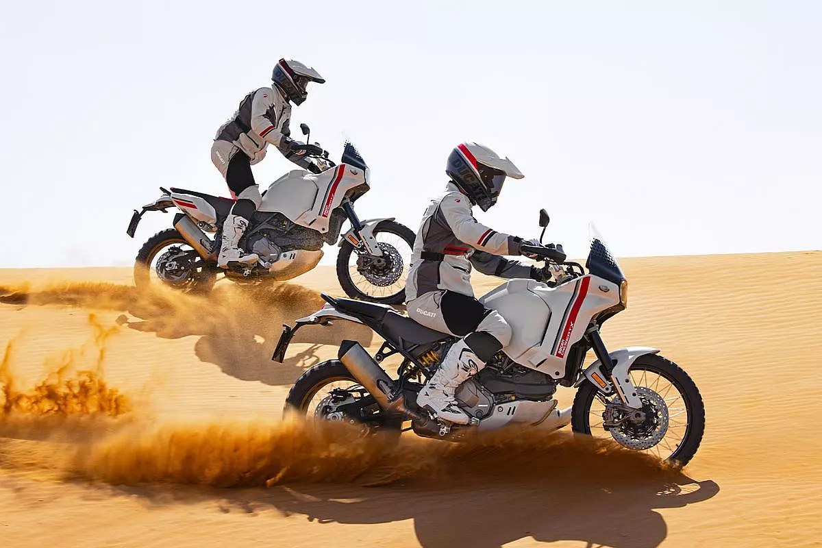 Ducati DesertX nel deserto