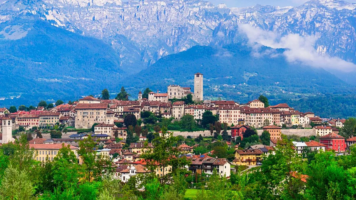 Cittadina di Feltre con le Dolomiti sullo sfondo. 1819748363