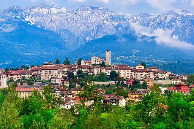 Cittadina di Feltre con le Dolomiti sullo sfondo. 1819748363