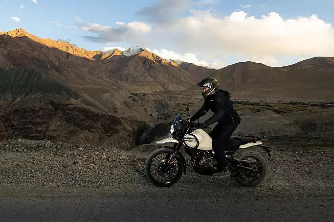 Motocicletta guidata in montagna, Royal Enfield Himalayan 450