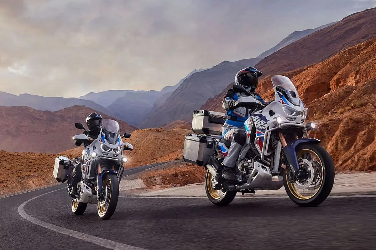 Due motocicletta Honda CRF1100L Africa Twin Adventure Sports 2024 guidate in offroad