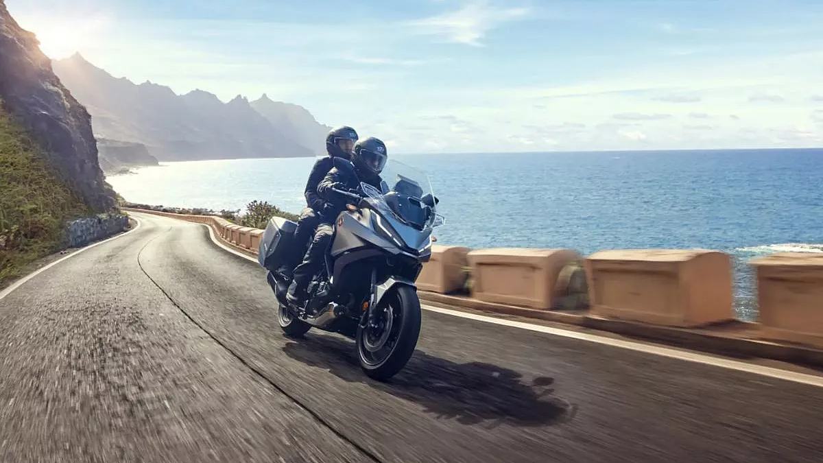 Motocicletta Honda NT1100 2024 Matte Iridium Grey Metallic su strada