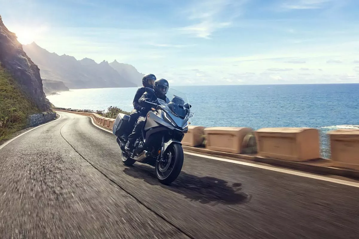 Motocicletta Honda NT1100 2024 Matte Iridium Grey Metallic su strada