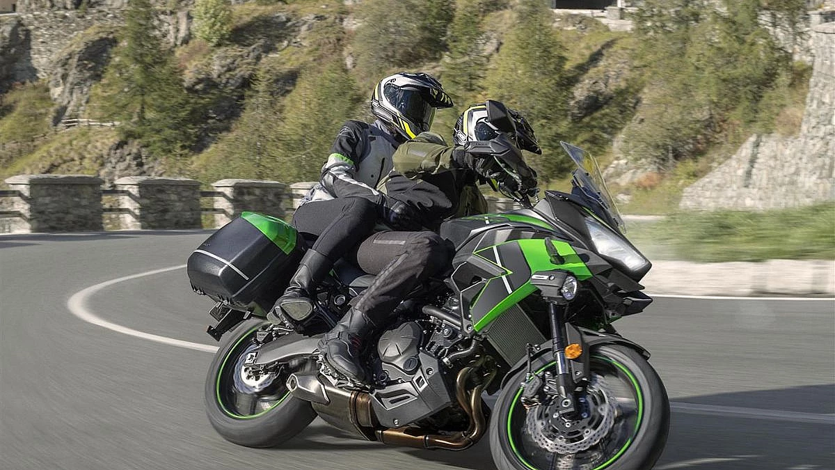 Kawasaki Versys 650 2024 su un tornante di montagna