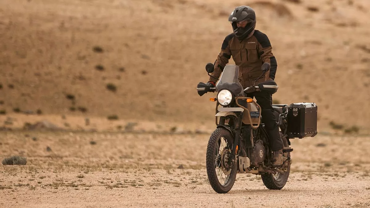 Motocicletta Royal Enfield Himalayan 410 pilotata in off-road