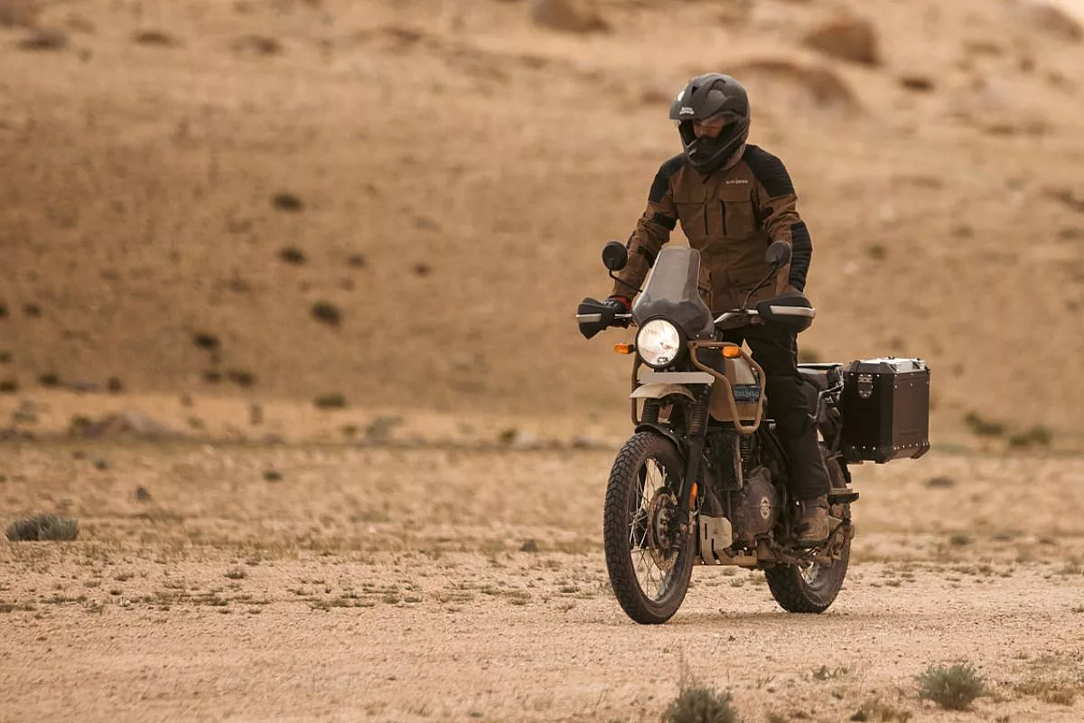 Motocicletta Royal Enfield Himalayan 410 pilotata in off-road