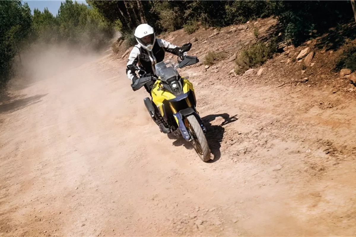 Motocicletta Suzuki V-Strom 800 DE, su sterrato