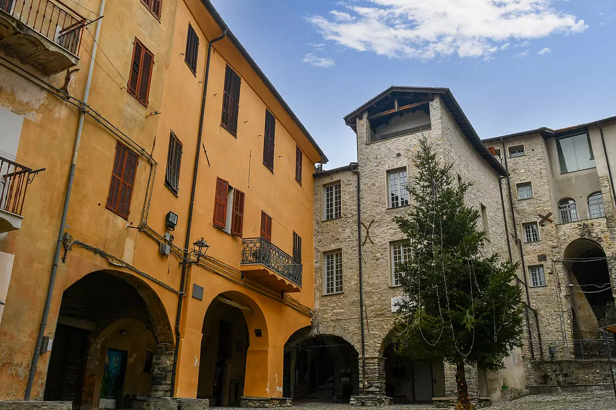 Piazza Reggio con il Palazzo Stella, sede del Museo Etnografico e della Stregoneria di Triora