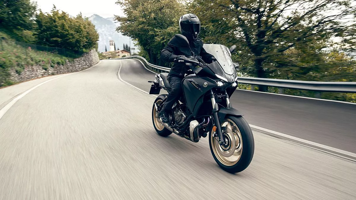 Yamaha Tracer 7 guidata su strada