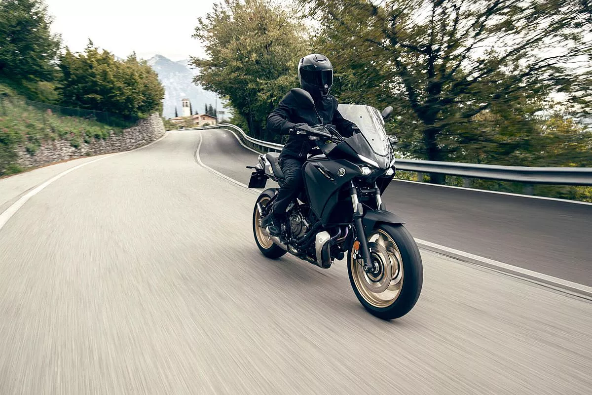 Yamaha Tracer 7 guidata su strada