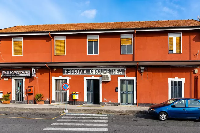 La stazione di Bronte della Ferrovia Circumetnea.
