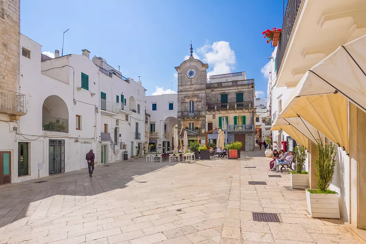 La piazza principale di Cisternino.