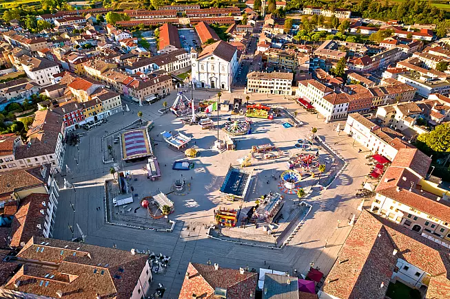 La Piazza centrale di Palmanova, a forma esagonale. 