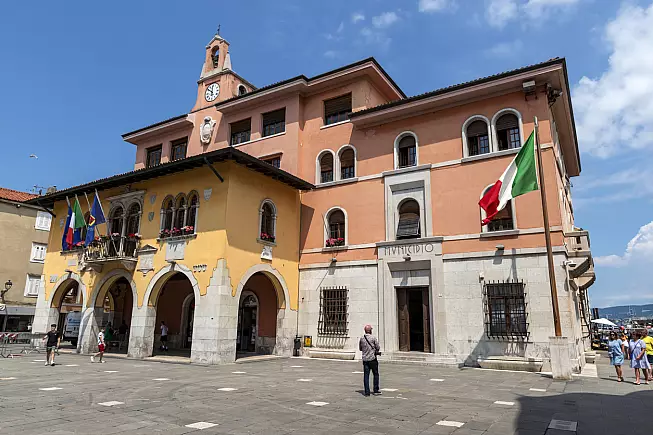 Il Palazzo Comunale nel centro di Muggia. 