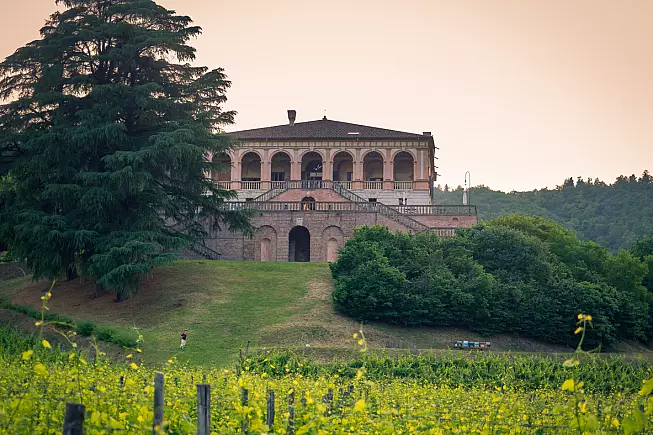 Vista di Torreglia con la Villa dei Vescovi. 