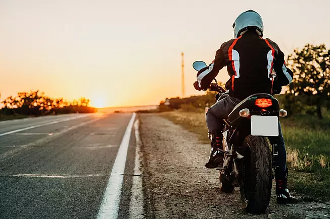 Motociclista in strada con giacca da moto in bella vista