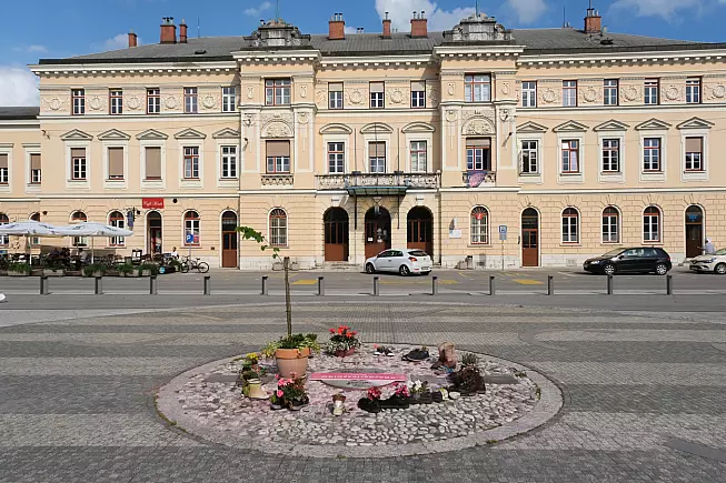 Piazza della Transalpina a Gorizia, dove corre il confine tra Italia e Slovenia. 