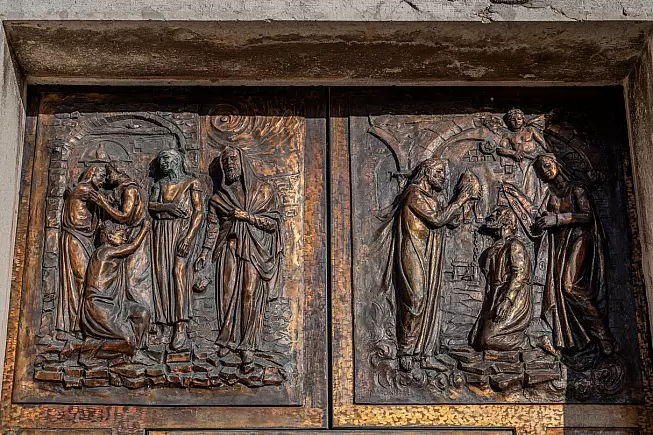 Portale della Chiesa di San Nicola, nel centro di Macchiagodena. 